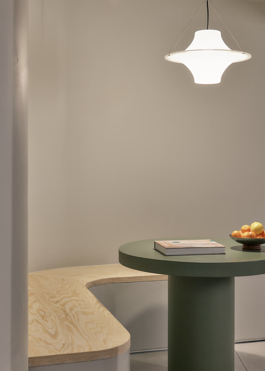 Coin lecture, table verte et banc